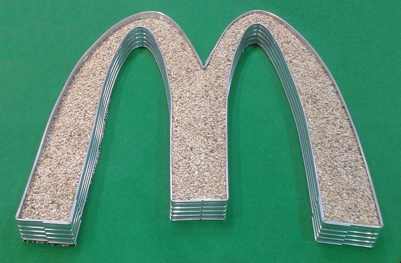McDonald-Logo mit AluRite-Border fertig geformt